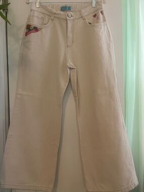 Cream Wide-Leg Jeans with Embroidered Pocket Detail